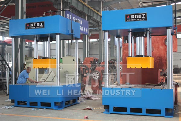 二梁四柱液壓機(jī)車間實物圖