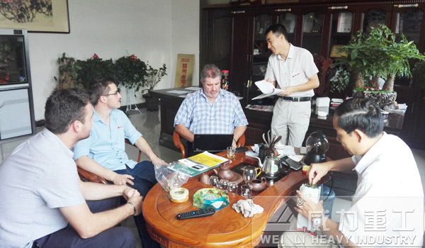 國外友人到訪公司商談四柱液壓機(jī)