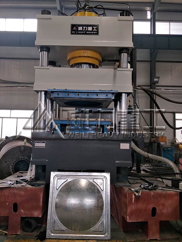 不銹鋼水箱液壓機(jī)試機(jī)成功