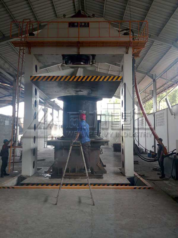 1000噸龍門框架式液壓機(jī)使用現(xiàn)場