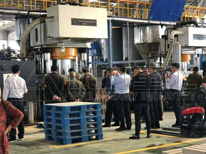 全自動耐火磚液壓機(jī)客戶現(xiàn)場