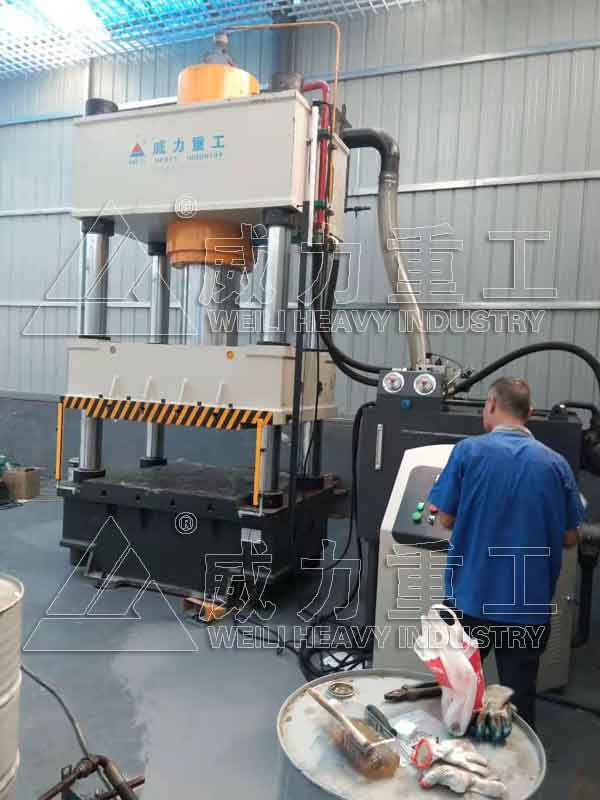 500噸伺服四柱液壓機(jī)調(diào)試現(xiàn)場(chǎng)