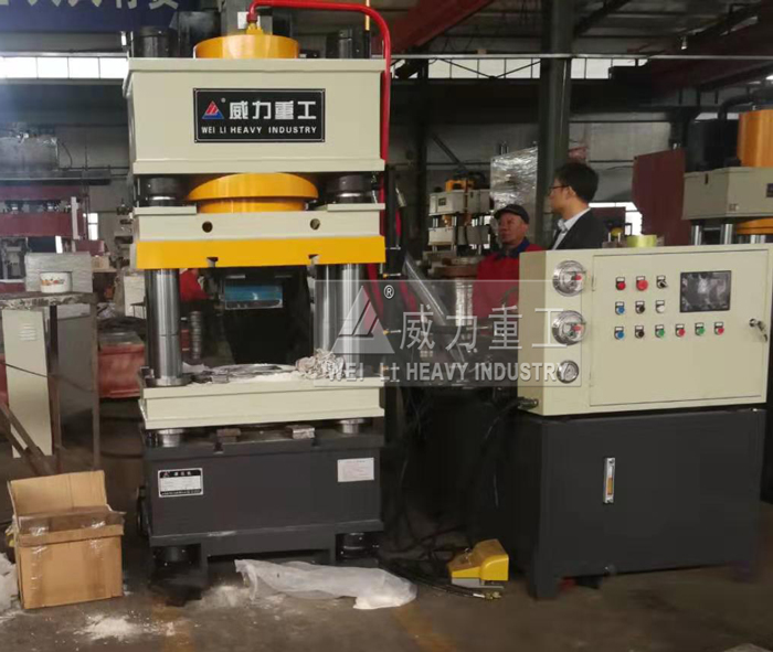 加工魚(yú)餌塊的315噸四柱液壓機(jī)