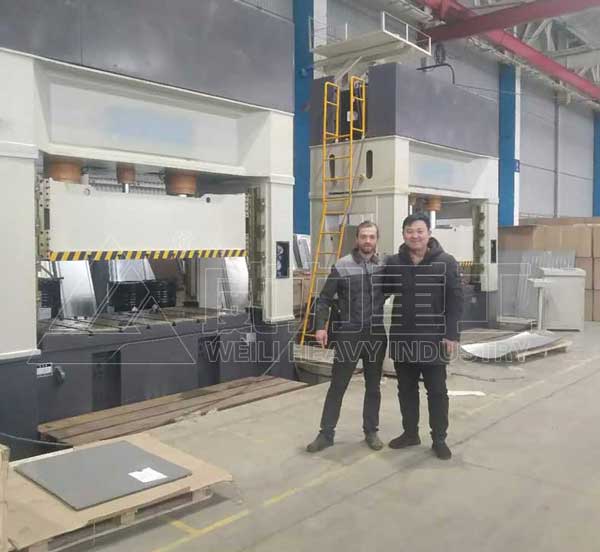 調(diào)試人員在客戶車(chē)間合影留念