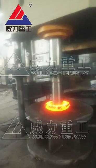 1000噸四柱熱鐓機的加工現(xiàn)場