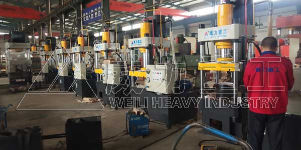 100噸四柱液壓機(jī)又稱100噸四柱油壓機(jī)，100噸四柱壓力機(jī)