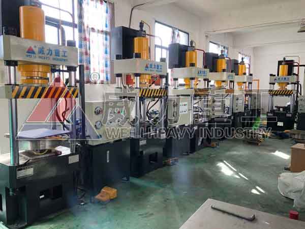 100噸四柱液壓機(jī)客戶使用現(xiàn)場(chǎng)