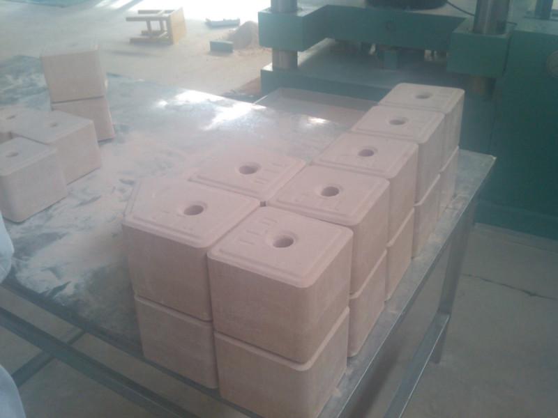 牛羊舔鹽磚液壓機(jī)客戶加工使用現(xiàn)場(chǎng)