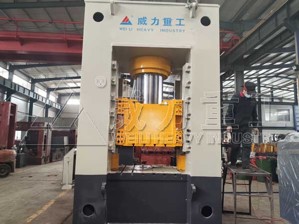 800噸框架式熱鍛液壓機生產(chǎn)車間