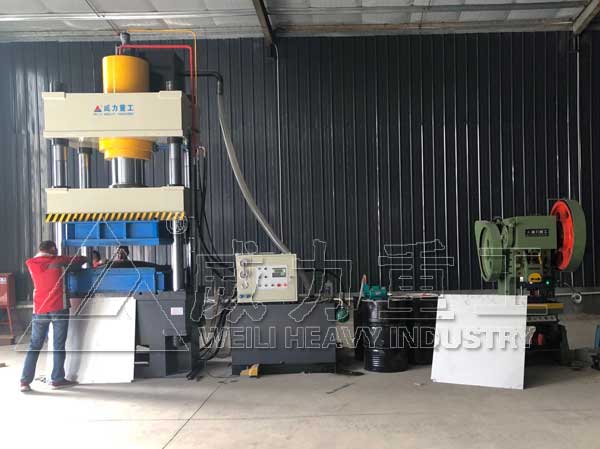 客戶車間調(diào)試400噸四柱液壓機(jī)水箱板液壓機(jī)