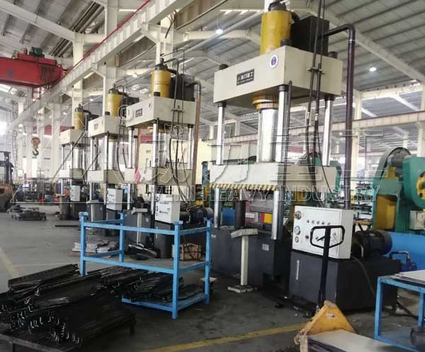 5臺防彈頭盔成型液壓機客戶使用現(xiàn)場