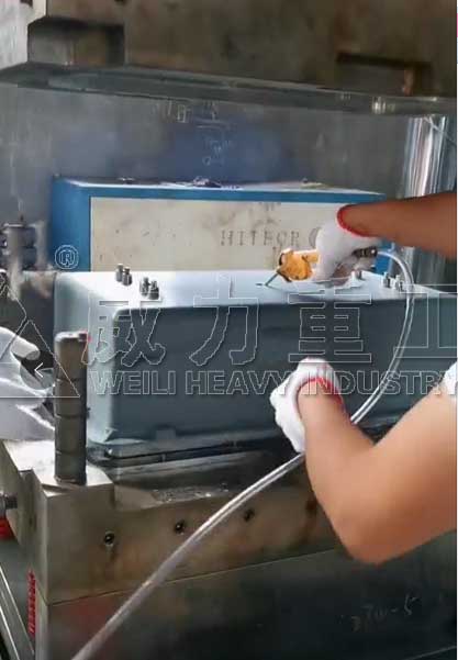 地鐵箱體模壓成型加工現(xiàn)場