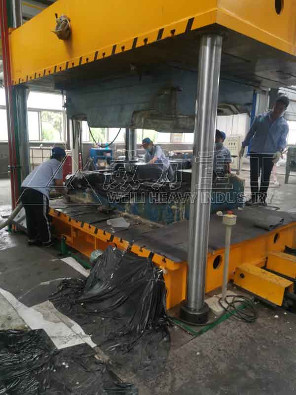 汽車內(nèi)飾腳墊模壓加工現(xiàn)場(chǎng)