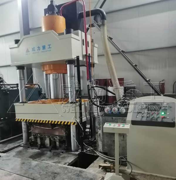 630噸四柱液壓機(jī)BMC洗菜盆熱壓成型機(jī)