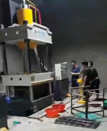 復合漏糞板液壓機客戶使用現(xiàn)場