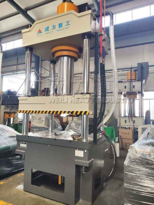 315噸汽車(chē)內(nèi)置水箱蓋板拉伸成型液壓機(jī)