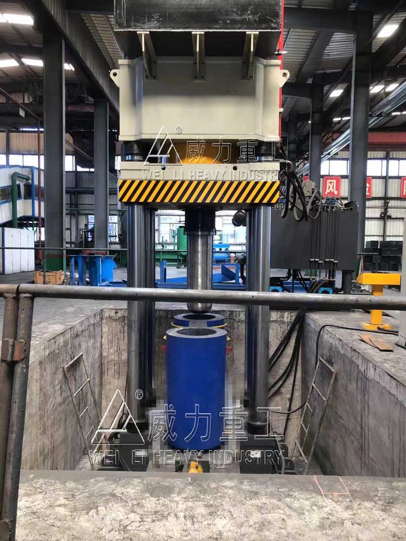 1500噸石墨坩堝液壓機(jī)客戶使用現(xiàn)場