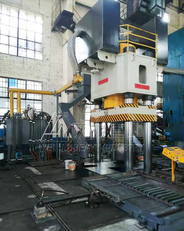 2000噸石墨坩堝成型液壓機(jī)的應(yīng)用現(xiàn)場