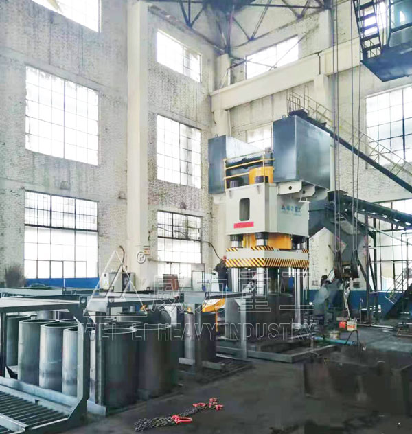 2000噸三梁四柱液壓機壓石墨坩堝的機器設(shè)備