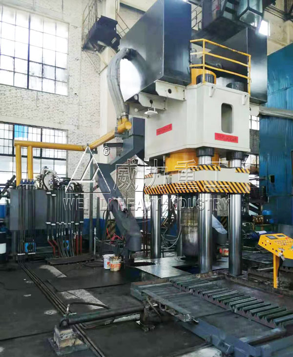 壓石墨坩堝的機器設(shè)備-2000噸四柱液壓機