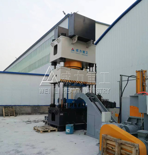 1250噸塑料托盤模壓液壓機客戶使用現(xiàn)場