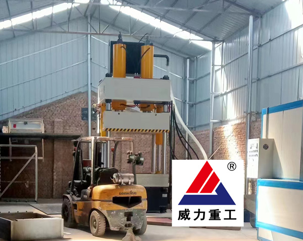 630噸蛭石板液壓機使用現(xiàn)場