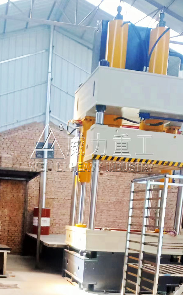 蛭石板液壓機的使用現(xiàn)場