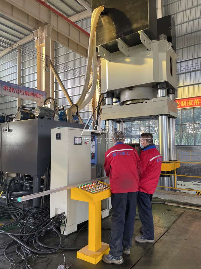 2000噸四梁四柱液壓機(jī)(坩堝、粉末、薄板拉伸)廠家調(diào)試