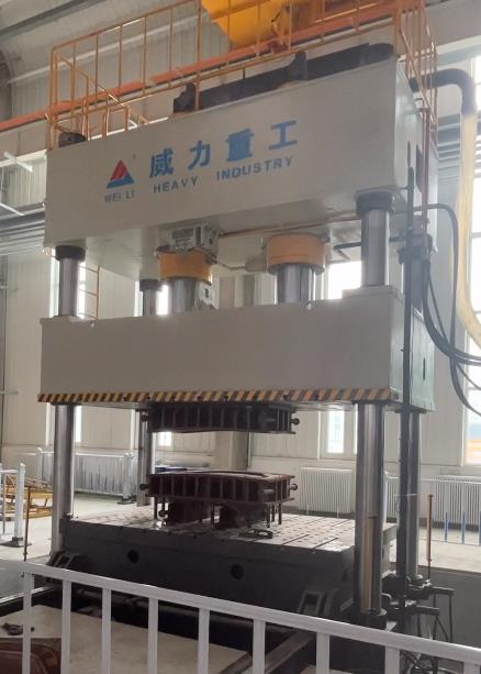 800噸四柱液壓機(jī)(液壓墊)使用現(xiàn)場