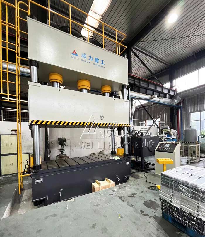 500噸三梁四柱油壓機(jī)客戶使用現(xiàn)場
