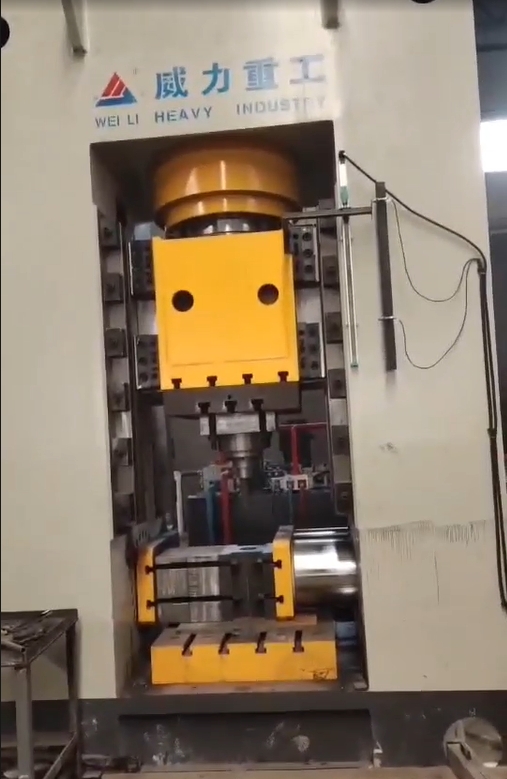 800噸鏈軌軸套三向鍛造液壓機(jī)客戶使用現(xiàn)場